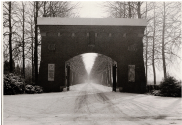 poort en oprijlaan